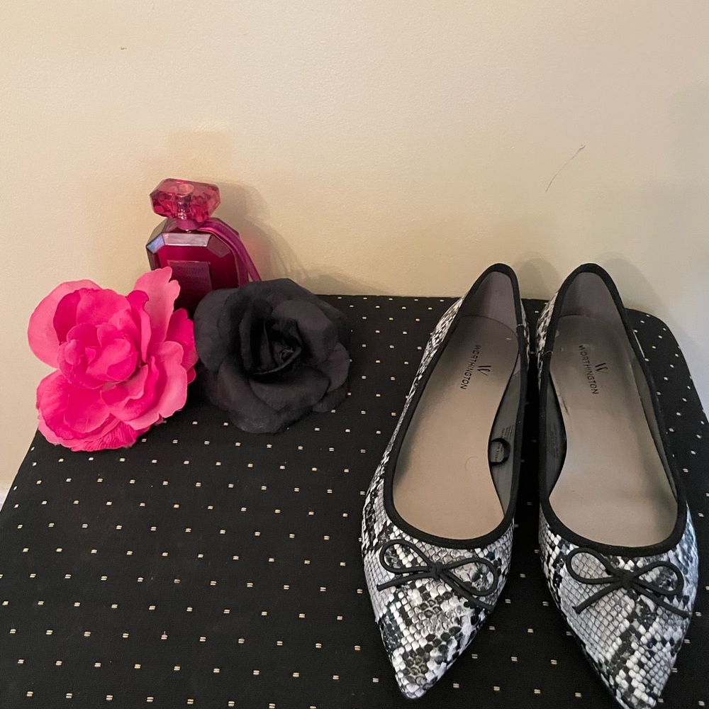 Great pair of designer snake skin print Worthington flats 7 1/2